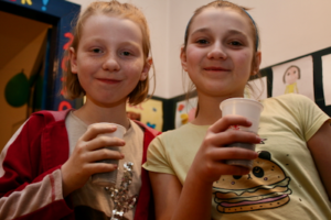 Kluby Wideo - dwie dziewczyny piją colę