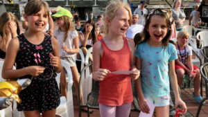 Tłum dziewczyn stoi na Rynku w Bytomiu