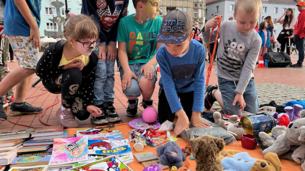 Dzieci wybierają zabawki, które rozdawane są na Rynku na Street Mission