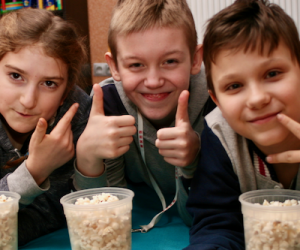 chlopcy z popcornem chłopcy z pop cofnem z uśmiechem i kciukami w górze