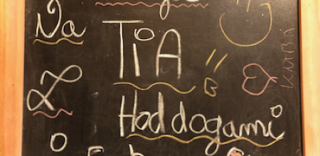 na tablicy napisane: "Witajcie na TIA z hot-dogami i Coca-Colą"