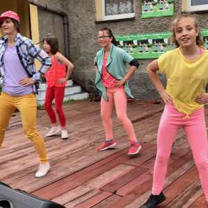 Zespół dziecięcy Crazy Kids Worship na scenie tańczy dla dzieci z domów dziecka