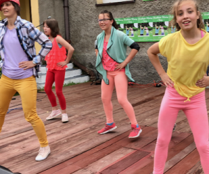 Zespół dziecięcy Crazy Kids Worship na scenie tańczy dla dzieci z domów dziecka